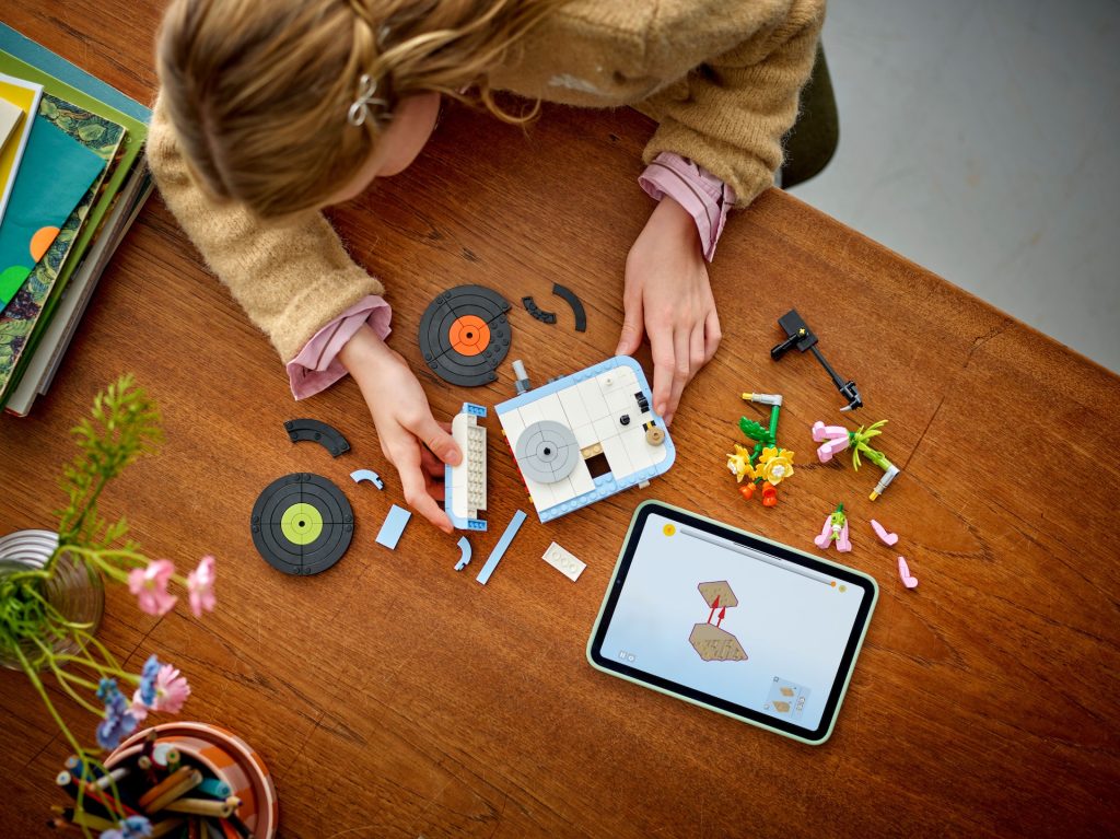 LEGO Creator 3 in 1 31172 Record Player with Flowers 9 1024x767