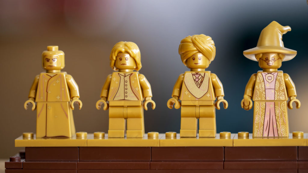 LEGO Harry Potter 76391 Hogwarts Icons Collectors Edition minifigure display 9 1024x576
