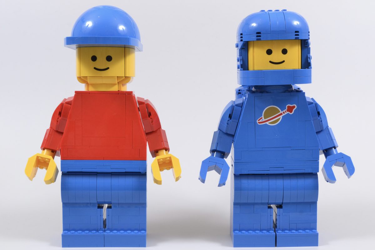 LEGO 40921 Up Scaled Blue Astronaut Minifigure 5 1200x800