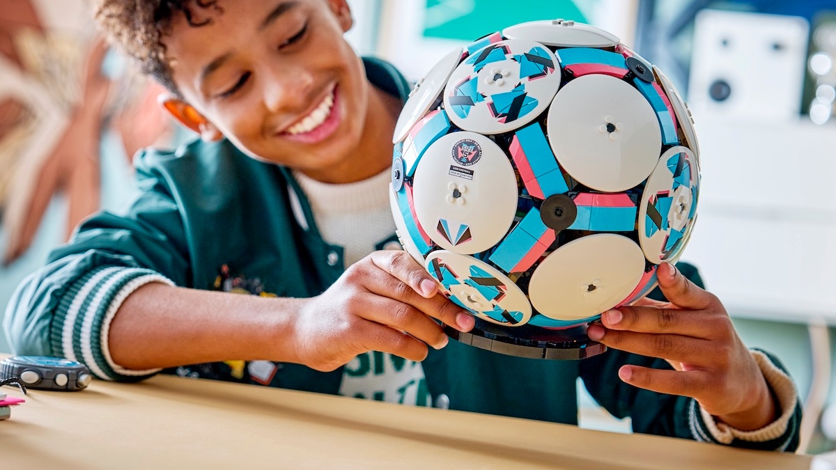 LEGO Editions 43019 Football revealed
